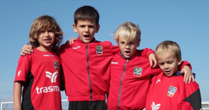 Los jugadores de categorías inferiores también participan en el vídeo.