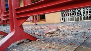 Las baldosas rotas sobre la acera por un desprendimiento de cascotes de un balcón en la avenida de España. 