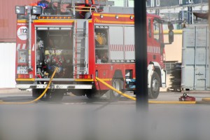 Los bomberos actuando en la central de Gesa por la fuga del gas. 