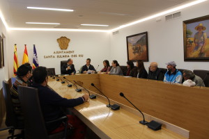 Imagen de la firma de los contratos con parados de larga duración, en Santa Eulària, 