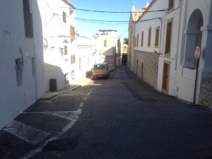 Imagen de la calle General Balanzat donde se ha producido la rotura de la cañería. 