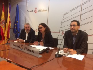 La consellera balear de Hisenda, Catalina Cladera, el conseller insular de Economia, Gonzalo Juan, y el director general de Pressupostos i Finançament, Joan Carrió, en rueda de prensa. 