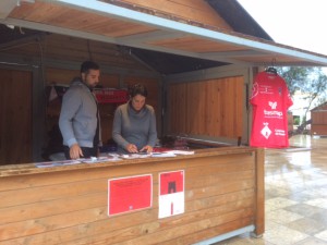 La caseta de madera instalada en el centro de Sant Francesc para vender entradas y merchandising.