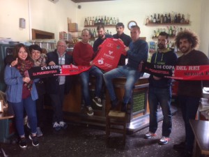 Jugadores y entrenado de la S.D. Formentera en el Bar del Centro, junto a aficionados, con las bufandas y camisetas del encuentro. 