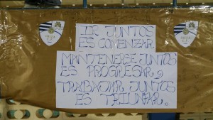 Pancarta al lado del banquillo local