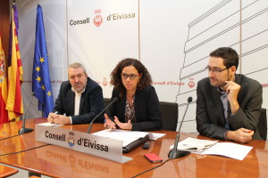 La consellera balear de Hisenda, Catalina Cladera, el conseller insular de Economia, Gonzalo Juan, y el director general de Pressupostos i Finançament, Joan Carrió, en rueda de prensa. 