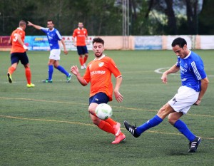 Fofi centra un balón en un partido de Liga