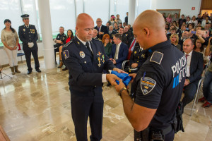 Entrega del estandarte a la Policía Local de Vila donde se celebrará la próxima diada. Foto: Sergio Cañizares