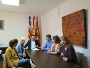 L’alcalde de Sant Josep, Josep Marí Ribas, i la presidenta d’Amadiba Eivissa i Formentera, Marieta Fernández, han signat aquest matí el conveni de col.laboració pel qual l’Ajuntament cedeix ses Escoles Velles a aquesta entitat per a crear l’Escola d’Educació Especial.