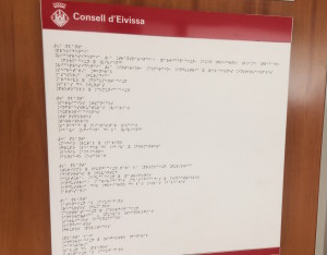 Imagen del cartel en lenguaje braille ubicado en la planta baja del Consell d'Eivissa.