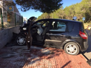 El coche implicado en el atropello ha terminado empotrado contra un muro. 