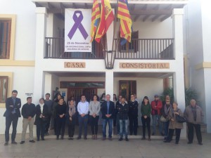 La consellera d'Hisenda ha aprovechado su visita al Consell de Formentera para guardar un minuto de silencio.