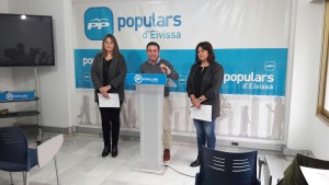 Miquel Jerez junto a las diputadas populares Maria José Ribas y Tania Marí.