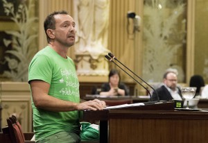 El diputado ibicenco Salvador Aguilera, durante su intervención en el Parlament balear.