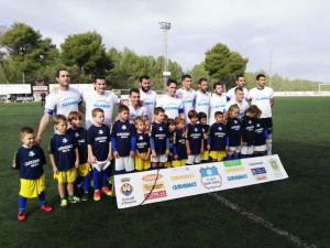 Los jugadores del primer equipo han tenido antes del partido un gesto hacia jugador cadete del club Alejandro, que se recupera de un fuerte golpe en un riñón sufrido en un partido