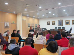 L’alcalde, Josep Marí Ribas, i la regidora de Turisme i Cultura, Helena Benlloch, han  rebut aquest matí a la Sala de Plens de l’ajuntament als membres de l’Associació  Sa Colometa.