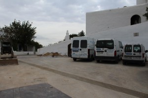 L’Ajuntament de Santa Eulària des Riu ha iniciat les obres per a empedrar la Plaça de Lepant i un centenar de metres de la part més alta de l’Avinguda Pare Guasch.