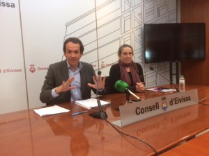 Marc Pons y Viviana de Sans en rueda de prensa en el Consell de Ibiza. 