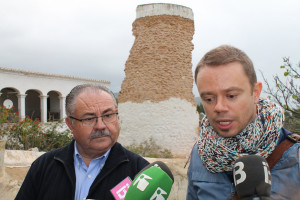 El conseller de Educación, Patrimonio, Cultura, Deportes y Juventud del Consell d'eivissa, David Ribas, ha visitado hoy los restos de la torre de can Pere Mosson, en Sant Llorenç de Balàfia, que se derrumbó ayer a causa del temporal.