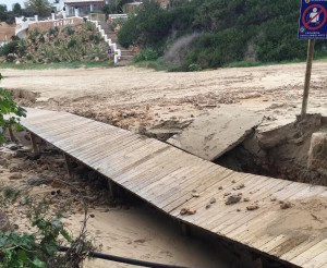 Imagen del estado en el que ha quedado la pasarela de Cala Tarida.