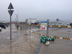 La zona ya se ha cerrado al paso de los peatones con el fin de iniciar el derribo de la caseta de servicios existente.