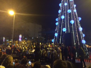 El árbol de Navidad ubicado en la plaza de Antoni Albert i Nieto. 