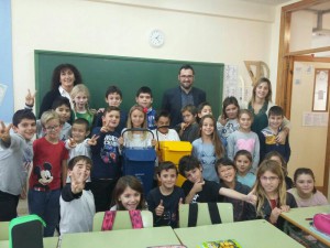 El momento de la entrega de los contenedores en el centro escolar