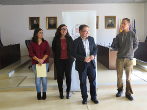 Los estudiantes han recibido el premio este miércoles en la sede consistorial.