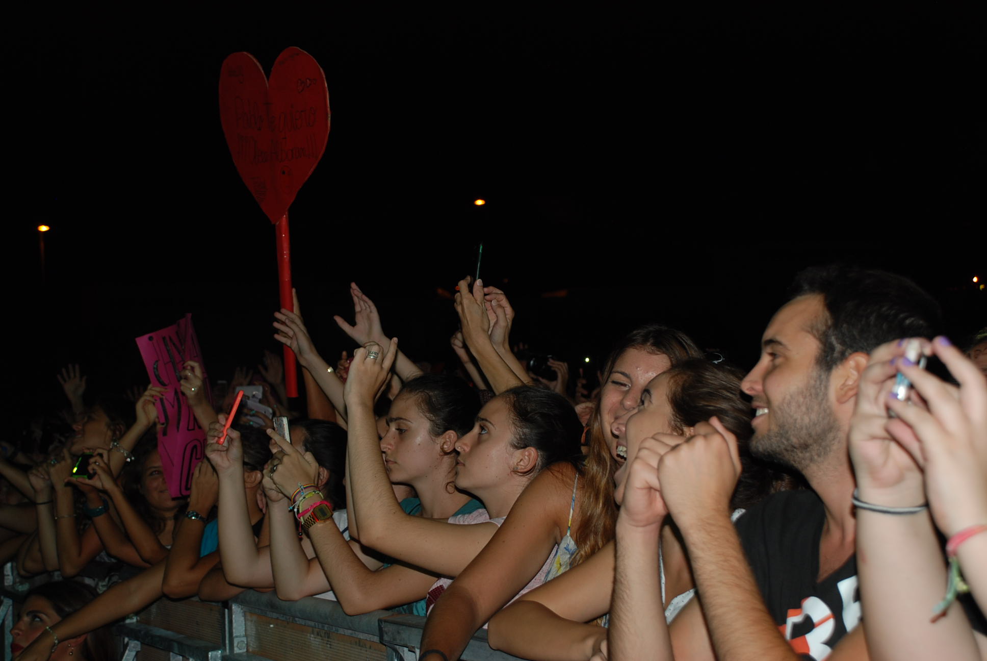 FOTOS El beso de Pablo Alborán en una fiesta en Ibiza