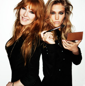 La maquilladora Charlotte Tilbury, a la izquierda de la imagen, residió en Ibiza de los 9 meses a los 13 años. Foto: charlottetilbury.com