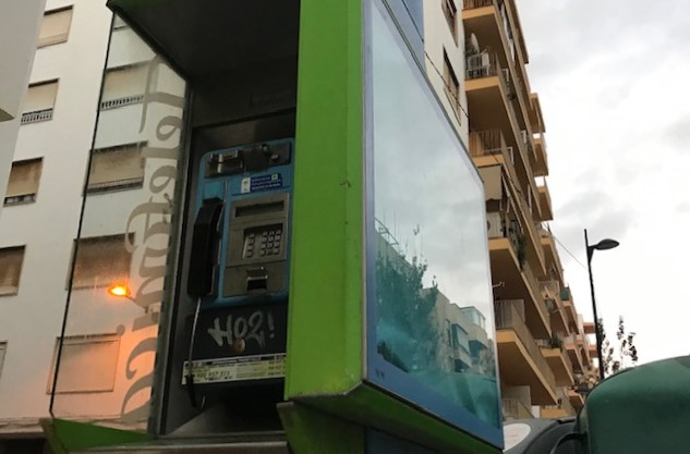 Cabina de teléfono en la avenida Isidor Macabich, Ibiza. Foto: C. R. R.