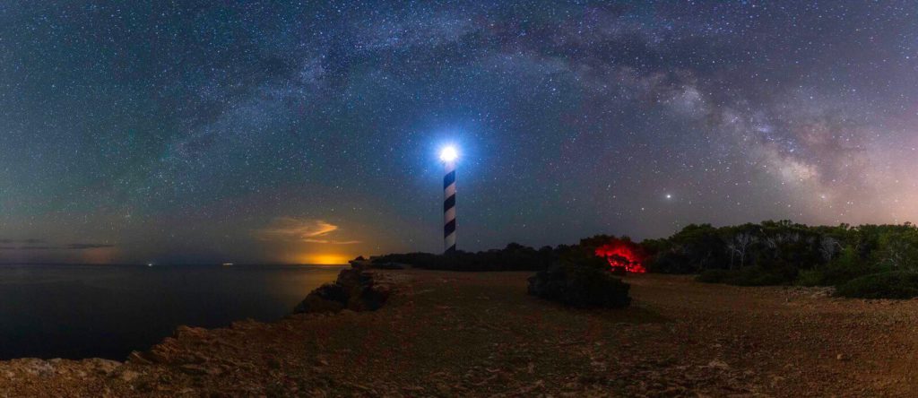 Vía Láctea tomada desde el Faro des Moscarter. Imagen de Paco Natera