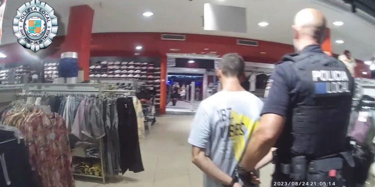 Roba perfumes y agrede al vigilante de seguridad de un centro comercial de Plajta d’en Bossa